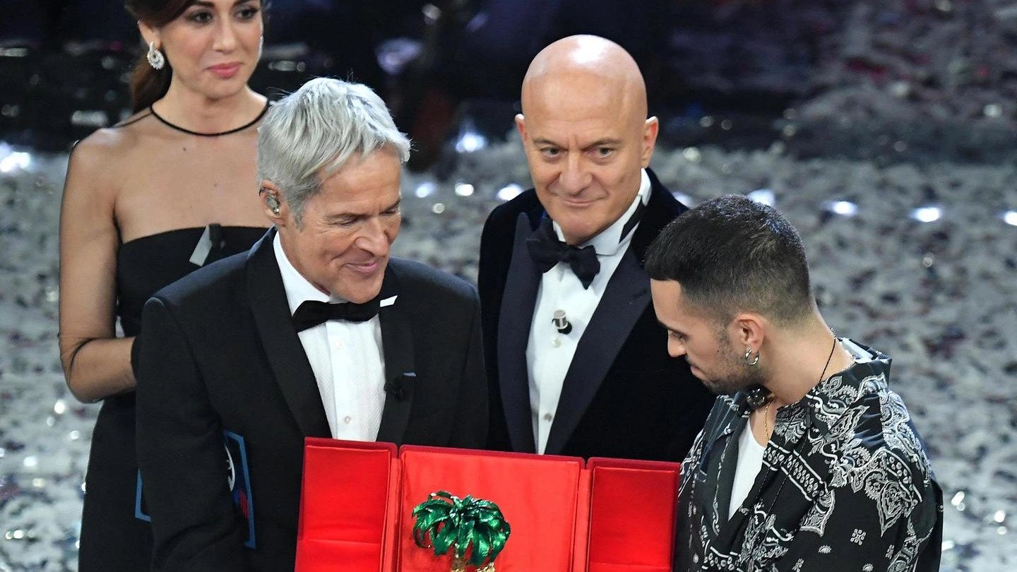 Sanremo 2019, il vincitore Mahmood con Baglioni e Bisio (Ansa)