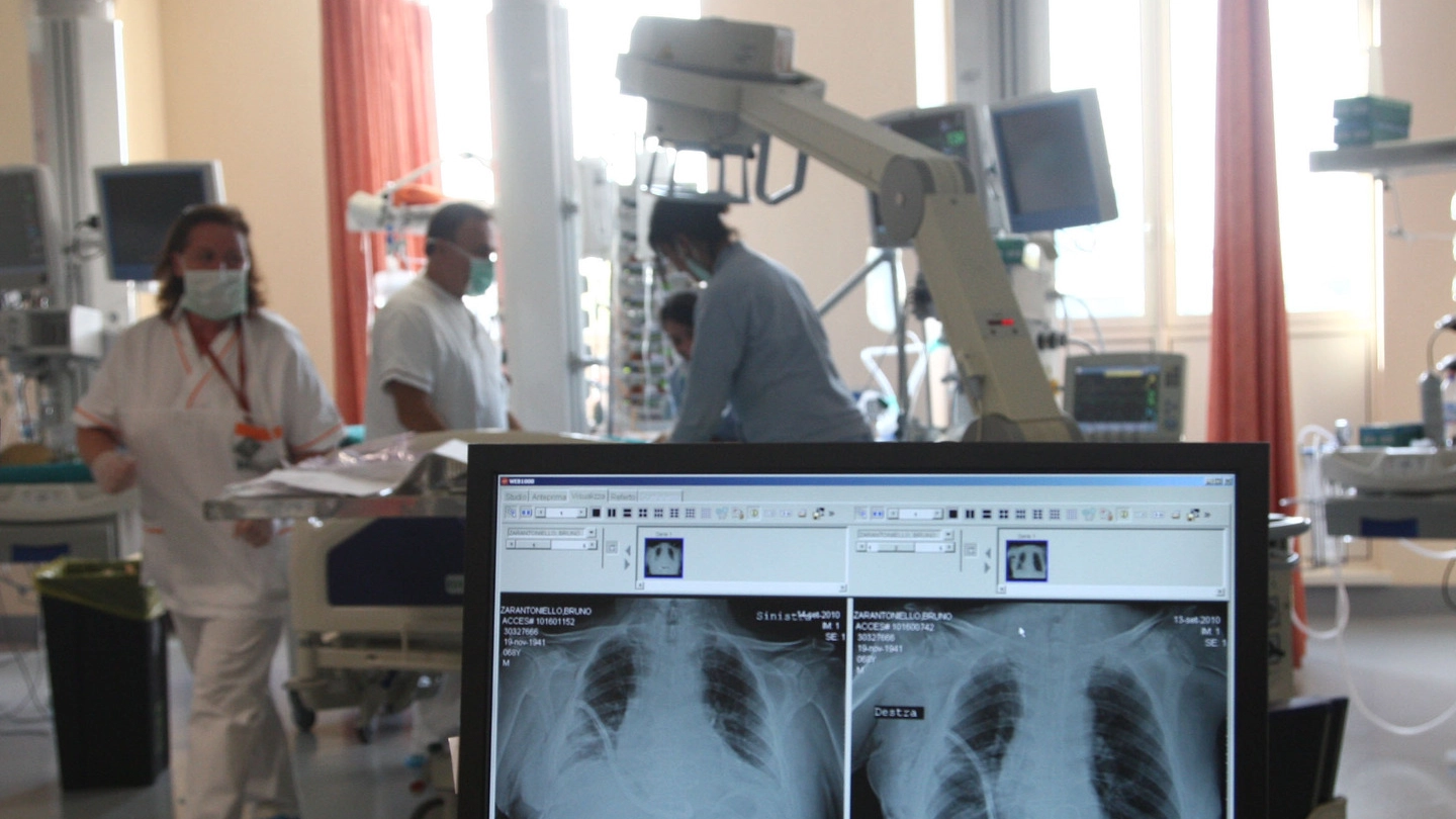 Ospedale, radiografie dei polmoni (Newpresse)