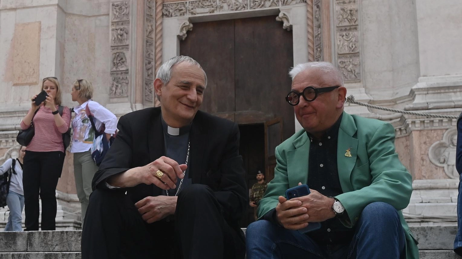 Il cardinale Zuppi con Giorgio Comaschi (Fotoschicchi)