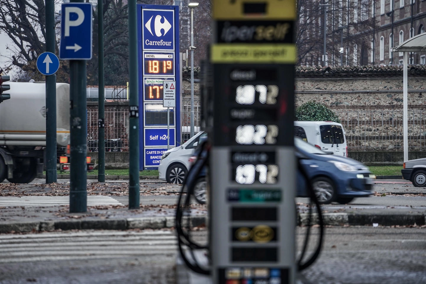 Un distributore di benzina (foto Ansa)