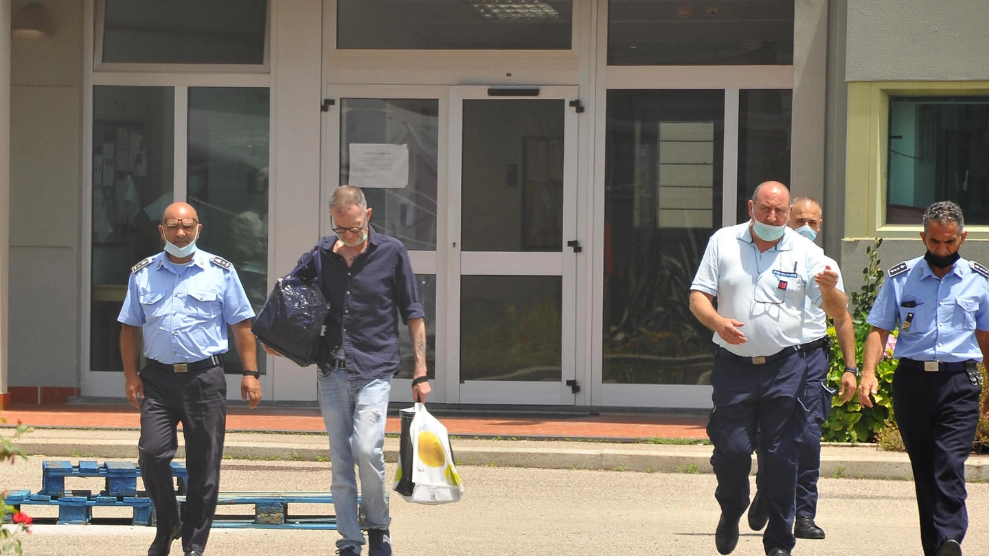 Massimo Carminati mentre esce dal carcere di Oristano il 17 giugno 2020 (Ansa)