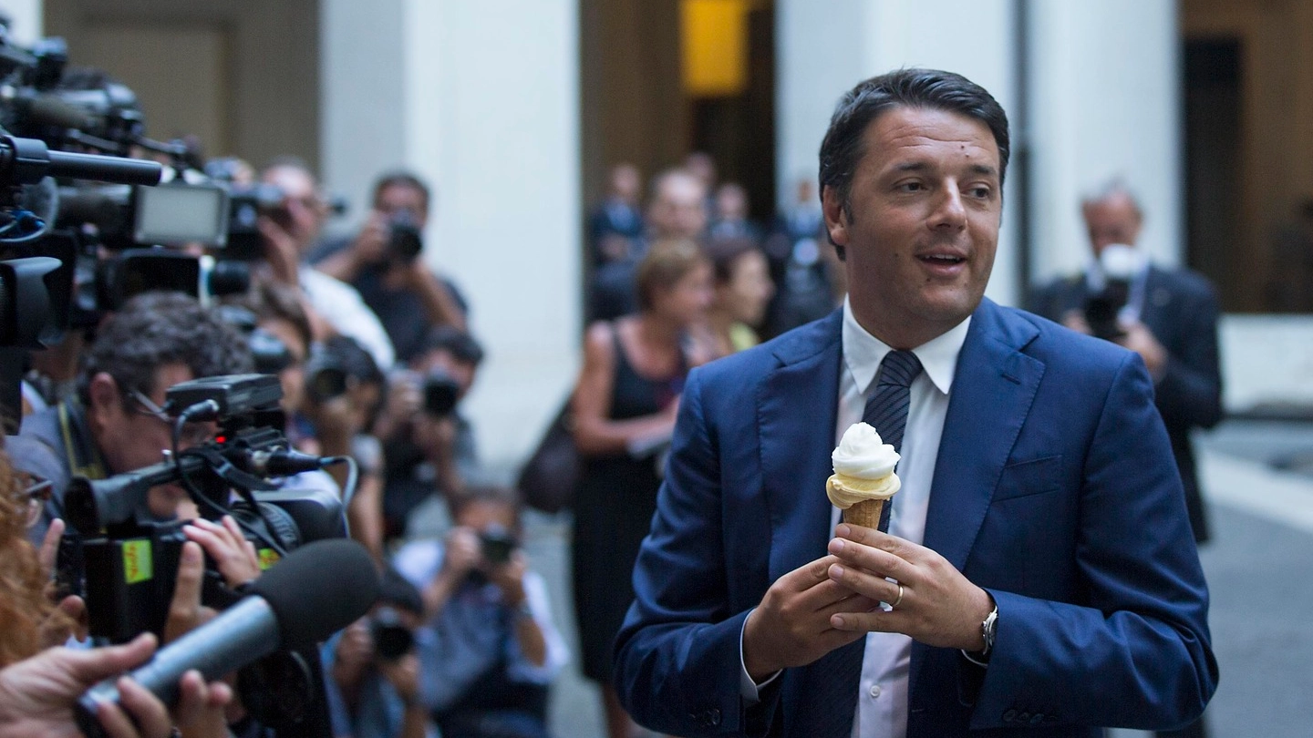 Renzi mangia un gelato nel cortile di Palazzo Chigi (Lapresse)