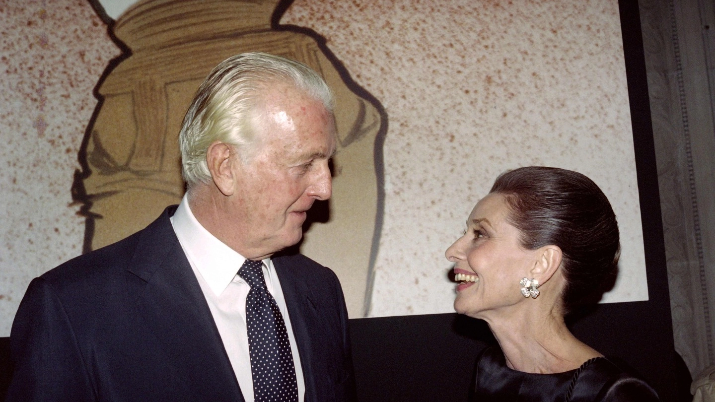 Hubert de Givenchy e Audrey Hepburn nel 1991 (Afp)