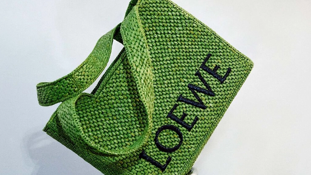 Una borsa di rafia della collezione Primavera Estate 2023 di Loewe (Ph courtesy www.loewe.com/eu)