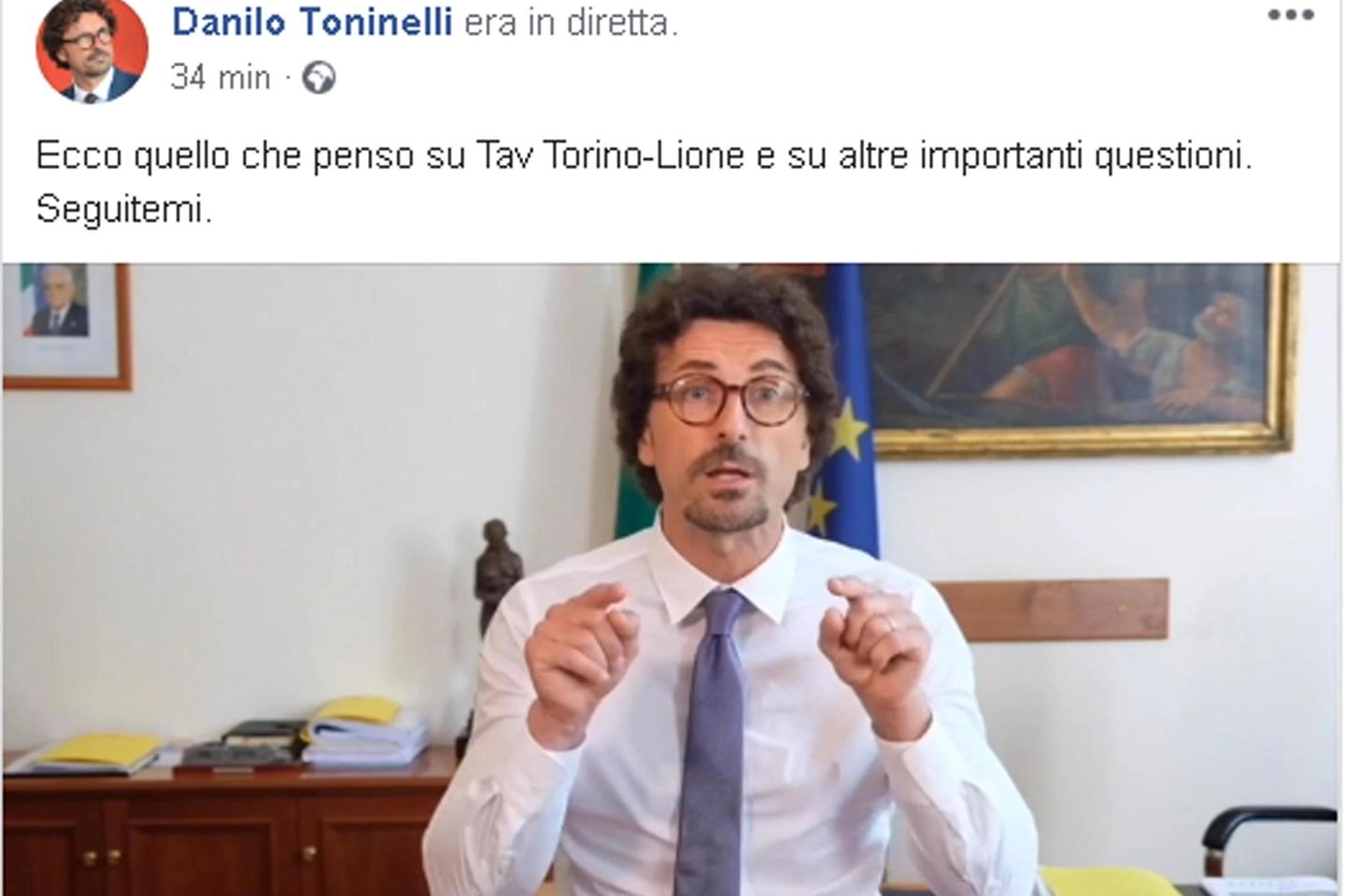 Un frame della diretta Facebook del ministro Toninelli (Ansa)