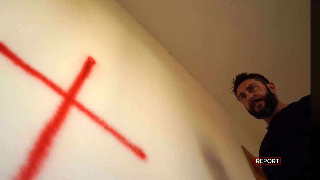La croce sul muro della casa del giornalista di Report, Federico Ruffo (Fb)