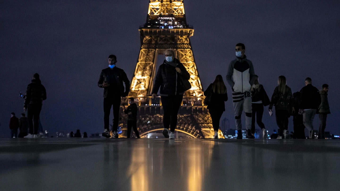 Parigi di notte va verso il coprifuoco (Ansa)