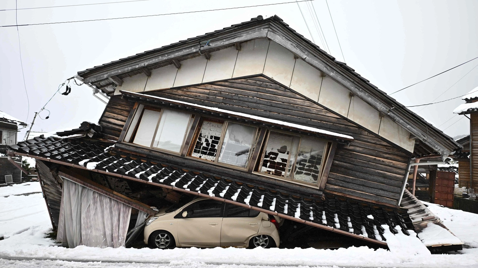 Una casa distrutta dal terremoto di magnitudo 7.5 del 1 gennaio scorso (Ansa)
