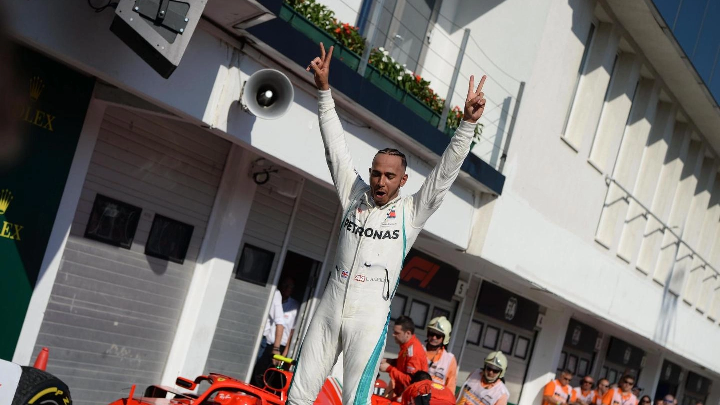 Lewis Hamilton vince il Gp d'Ungheria 2018 (Ansa)