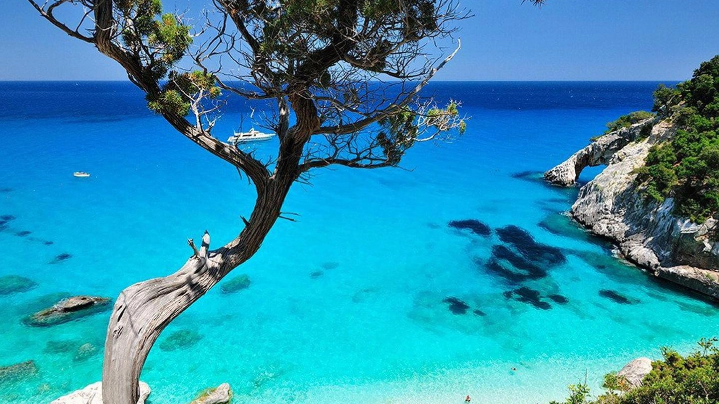 La stupenda spiaggia di Baunei, in Sardegna (Ansa)