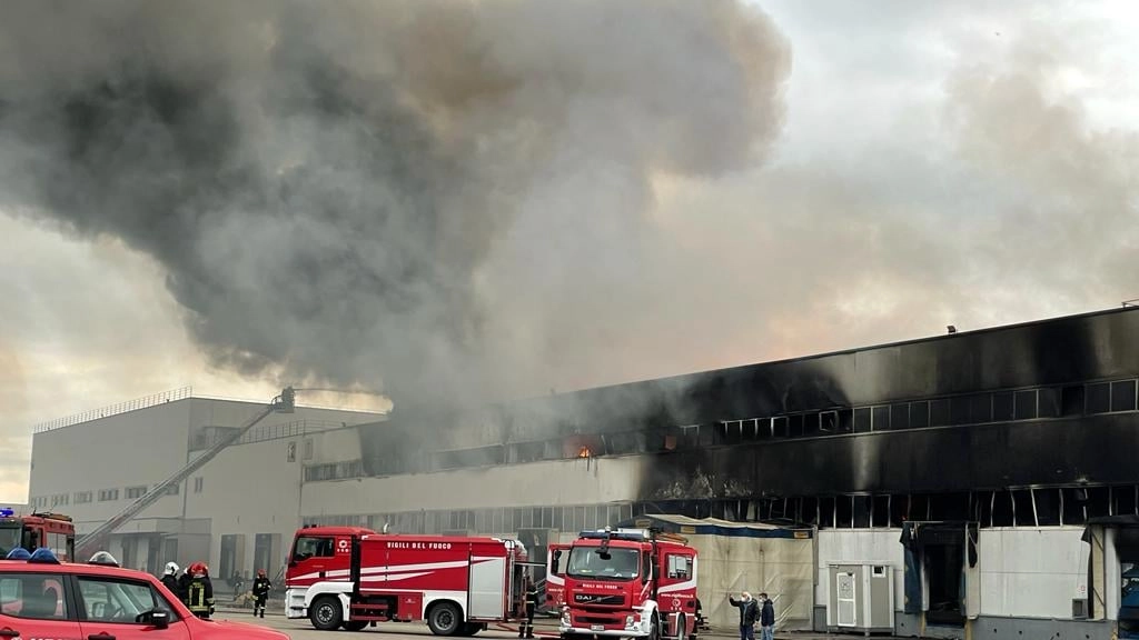 Vasto incendio nel Casertano (immagini Facebook)