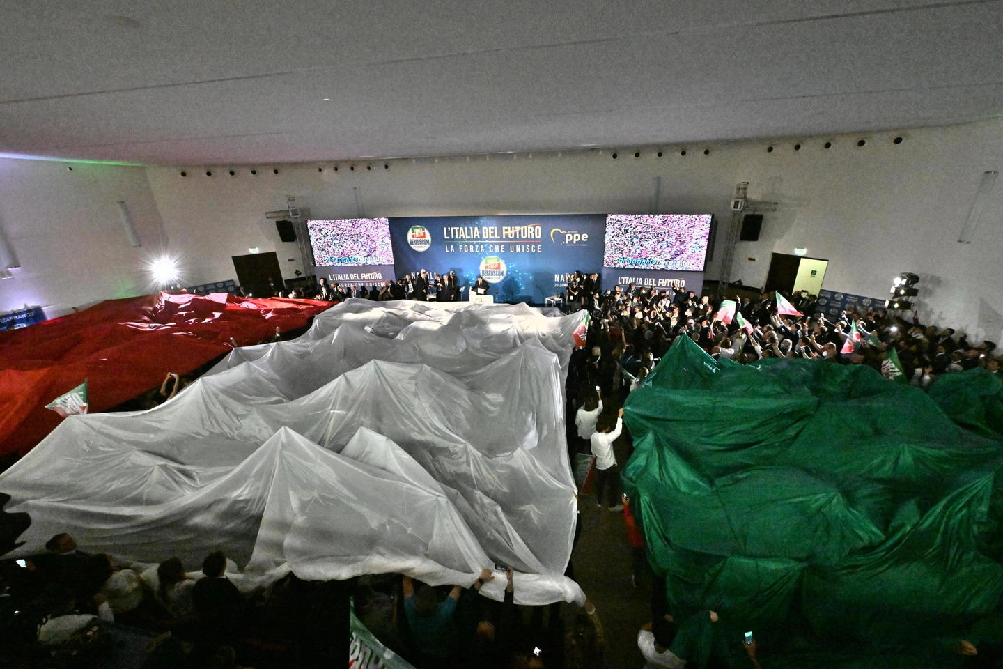 Un enorme tricolore accoglie Berlusconi alla convention FI a Napoli
