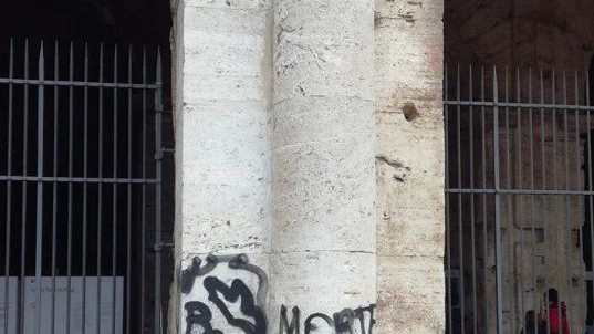 Scritte su una colonna del Colosseo (da Twitter)