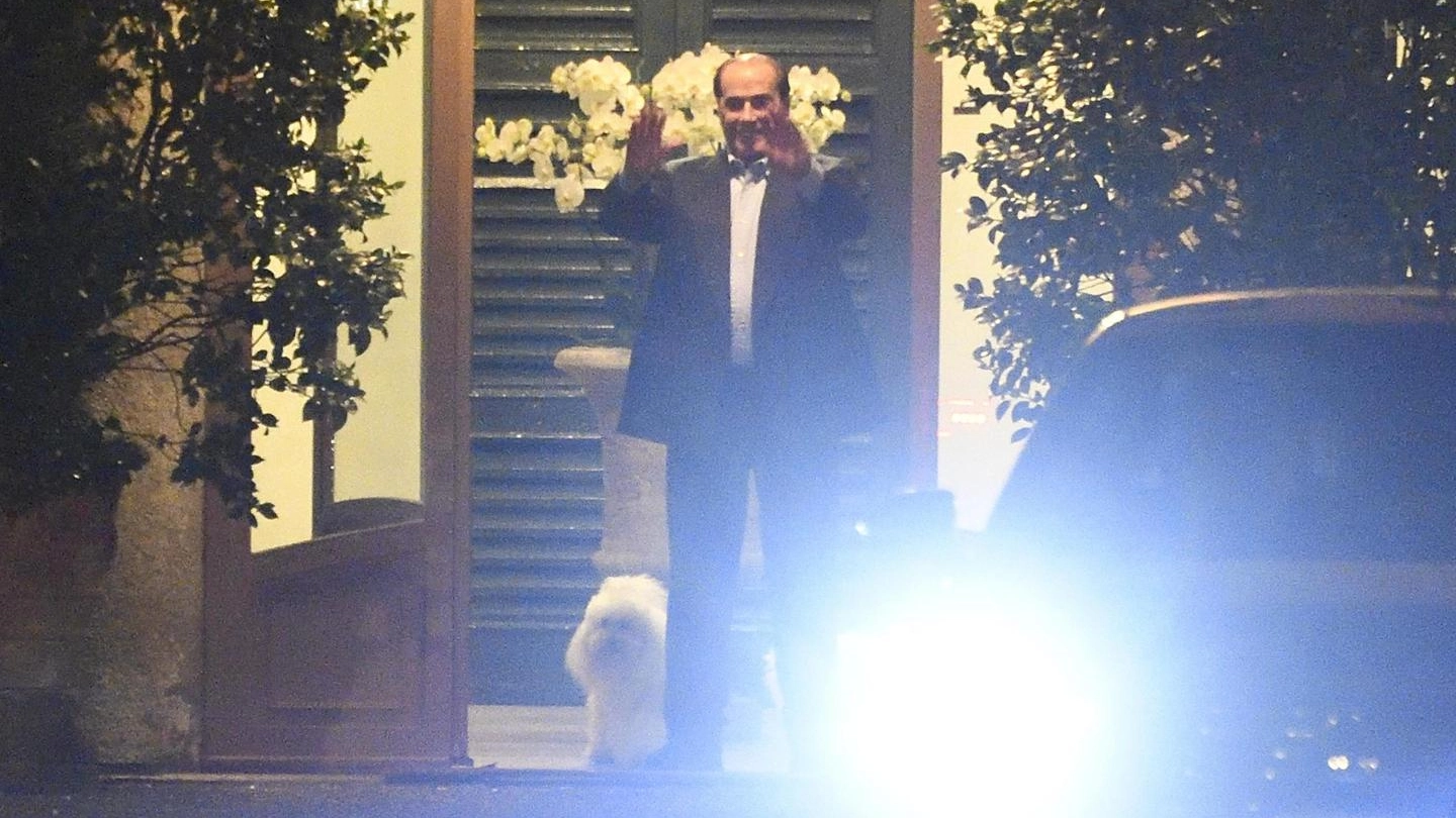 Incontro ad Arcore, Berlusconi saluta i suoi ospiti (Ansa)