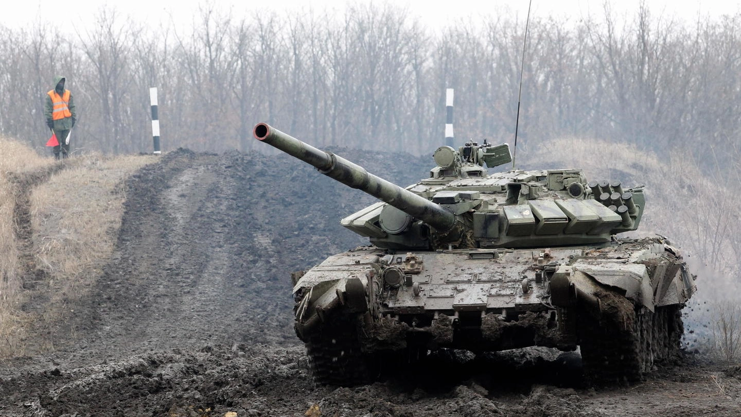 Ucraina, carro armato di militanti filo-russi a Donestk nel 2020 (Ansa)
