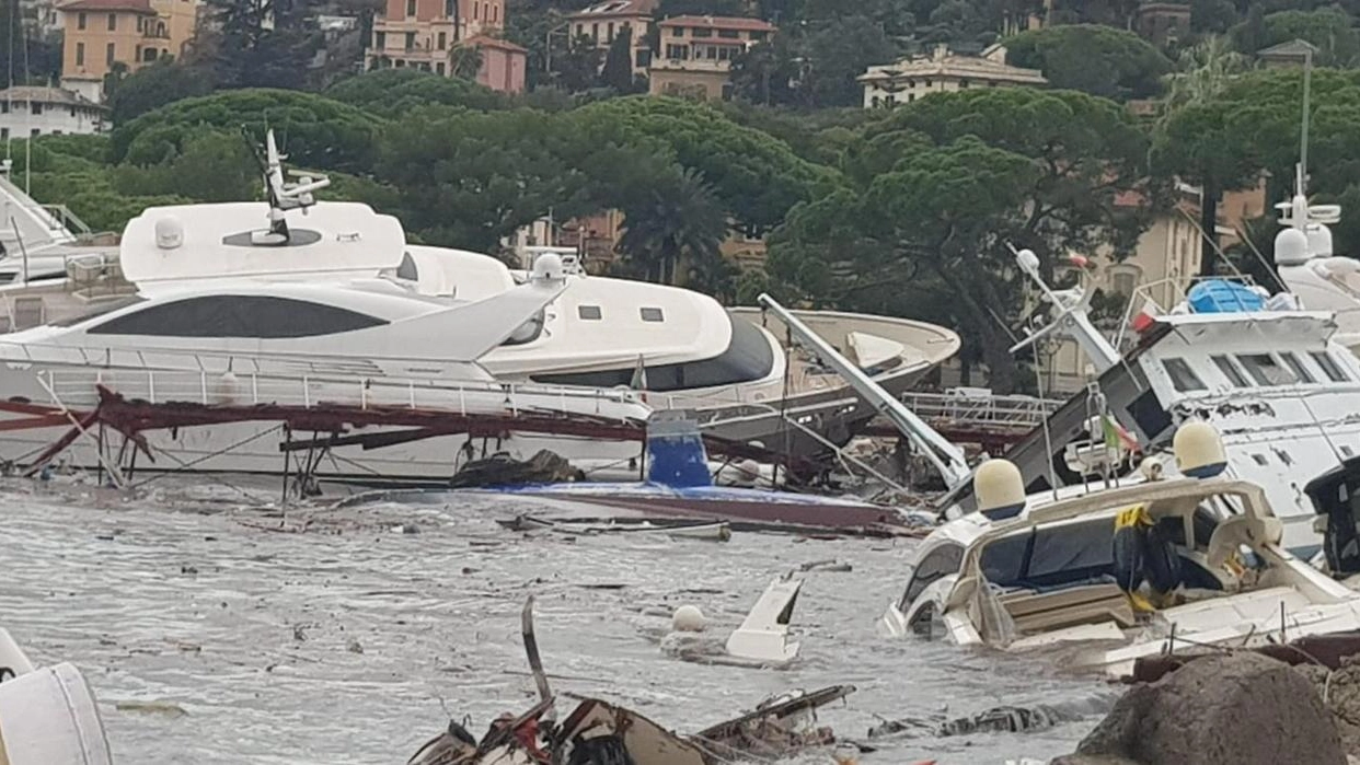 Rapallo, il porto e gli yacht devastati (Ansa)