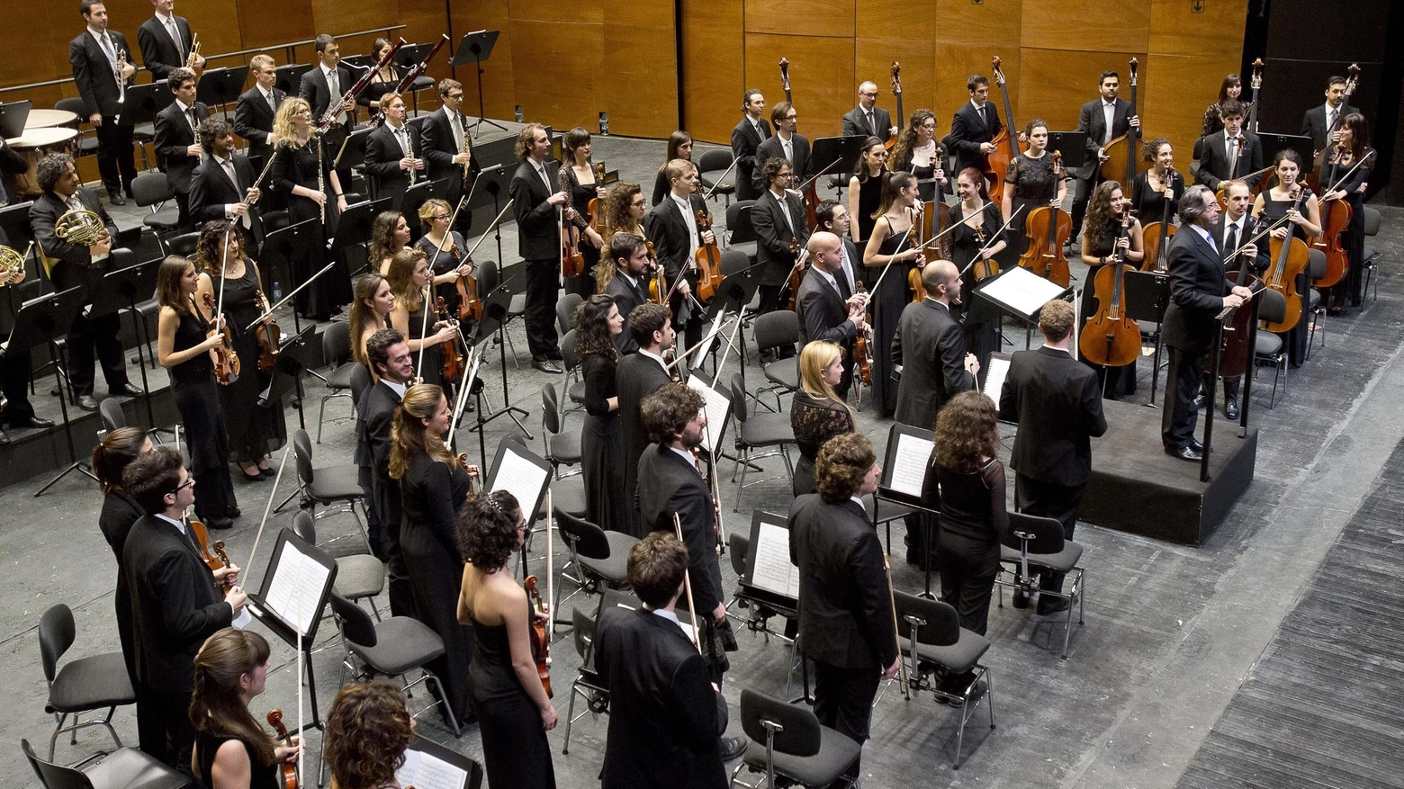 Il Maestro Muti durante il concerto con gli allievi dell'orchestra giovanile Cherubini