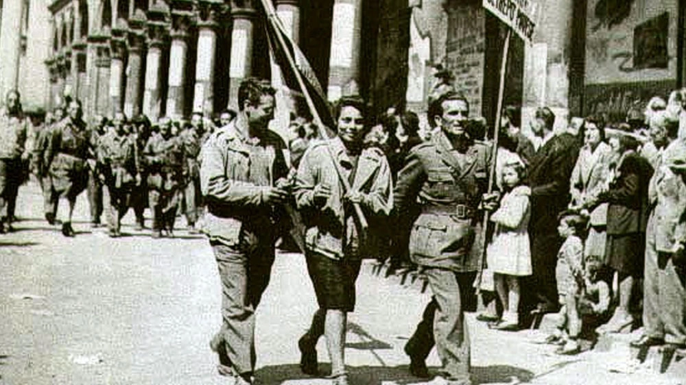 Partigiani sfilano dopo la Liberazione