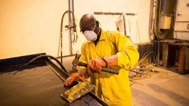 Oro, un minatore al lavoro in un impianto della Rangold