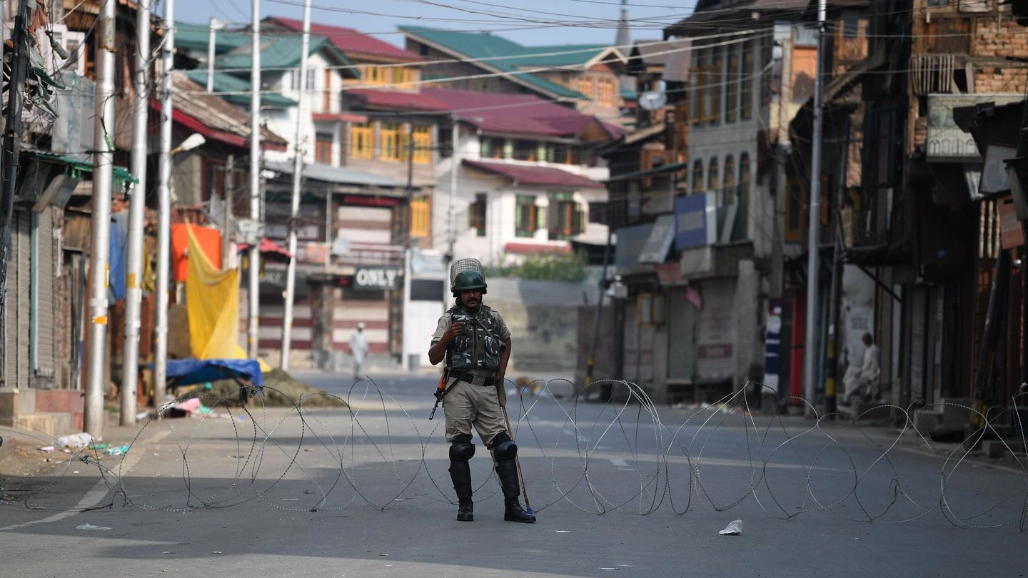India, militari in strada a Srinagar, nel Kashmir (foto Lapresse)