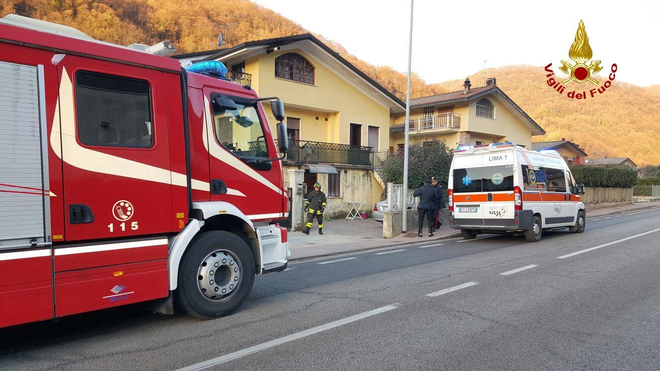 I vigili del fuoco intervenuti a San Pietro Mussolino (Ansa)