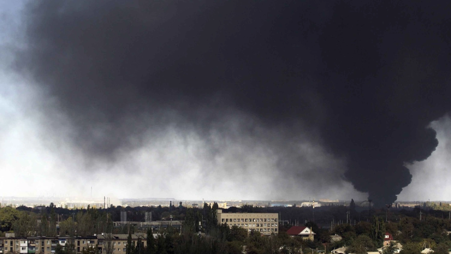 Donetsk, fumo si leva dall'aeroporto (Lapresse)