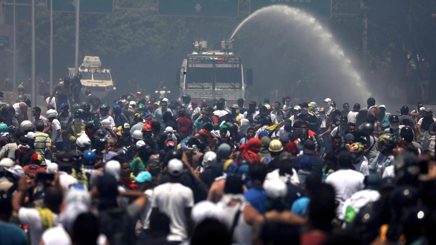 Venzuela, gli scontri a Caracas (Ansa)
