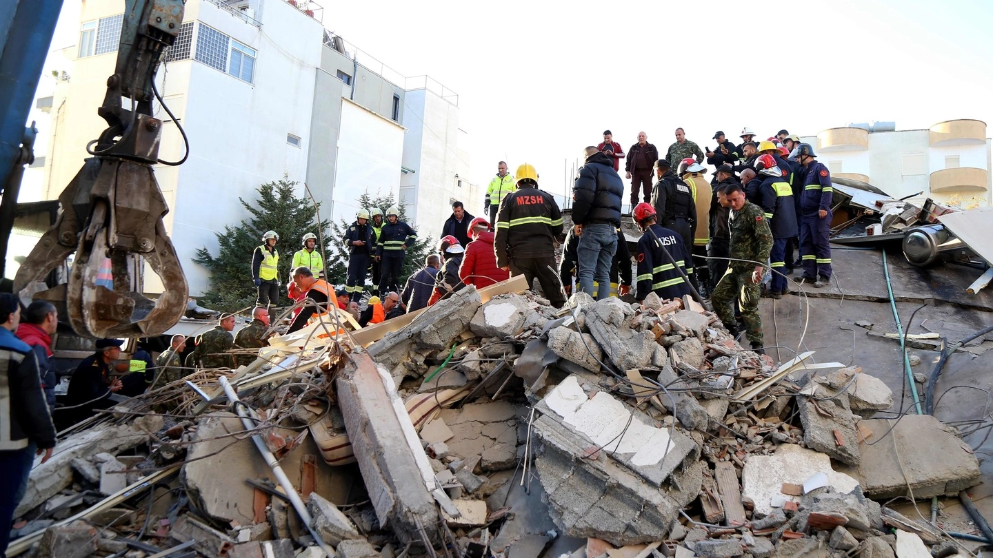 Terremoto in Albania, i soccorritori al lavoro tra le macerie (Lapresse)