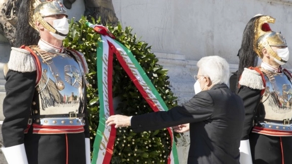 Il presidente della Repubblica Sergio Mattarella all'Altare della Patria (foto: Quirinale)