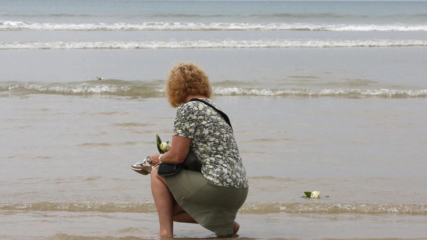 Una turista tedesca lancia fiori  per ricordare un'amica morta nello tsunami in Thailandia 