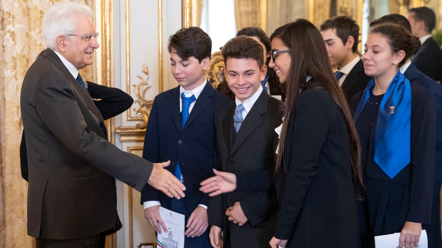 Il presidente Mattarella accoglie gli studenti al Quirinale (Dire)