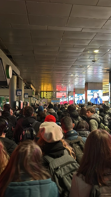 Sciopero dei treni, è caos nelle stazioni di Milano. Ritardi e cancellazioni: assalto dei pendolari ai convogli