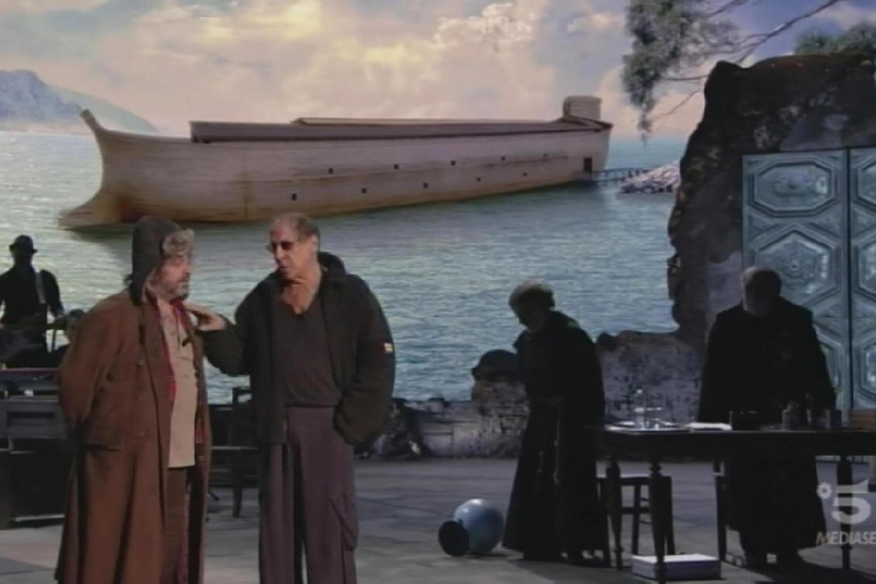 Adriano Celentano entra in scena nel teatro Camploy di Verona (Ansa / Canale 5)