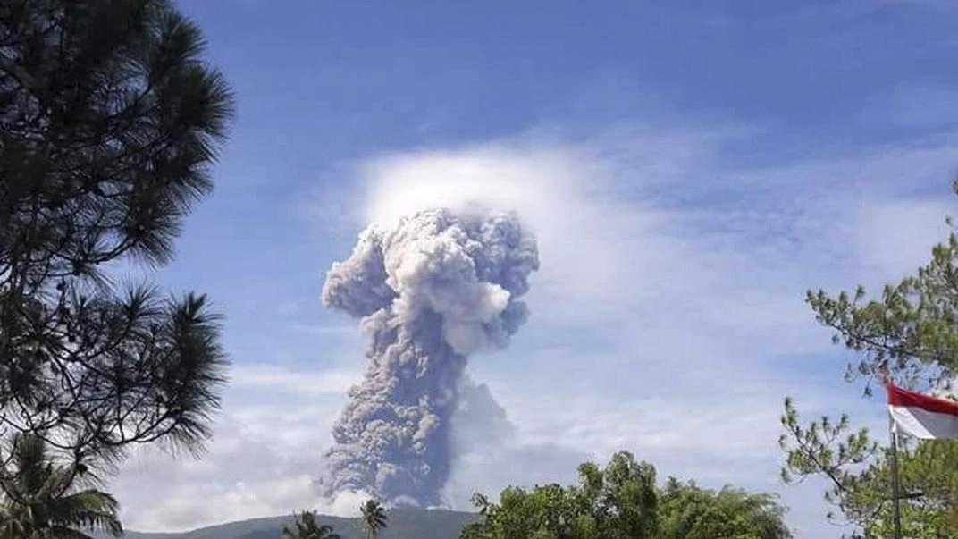 Indonesia, la colonna di vapore e cenere dal vulcano Soputan in eruzione (Ansa)