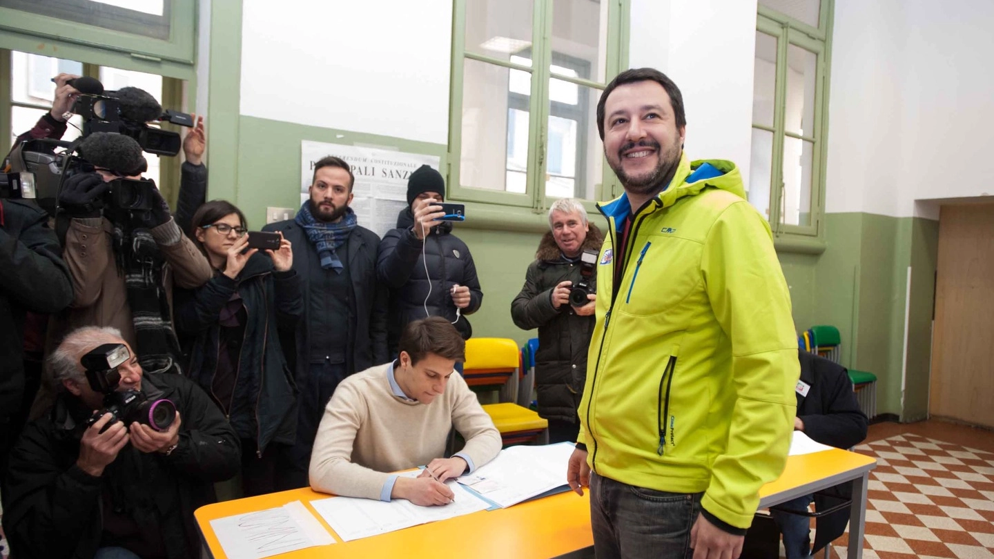 Matteo Salvini al seggio vota per il Referendum (Lapresse)