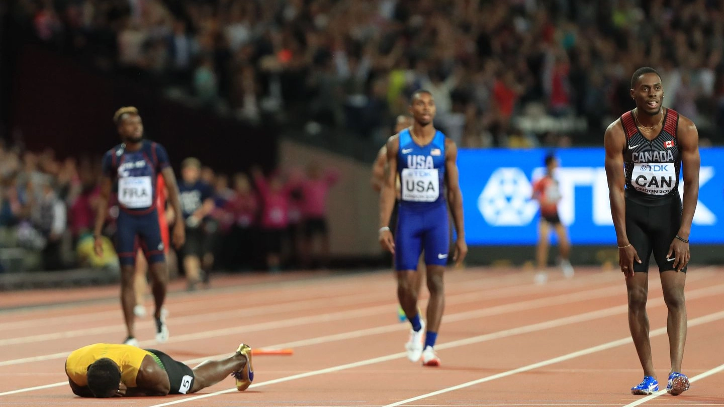 Usain Bolt cade nella staffetta (LaPresse)