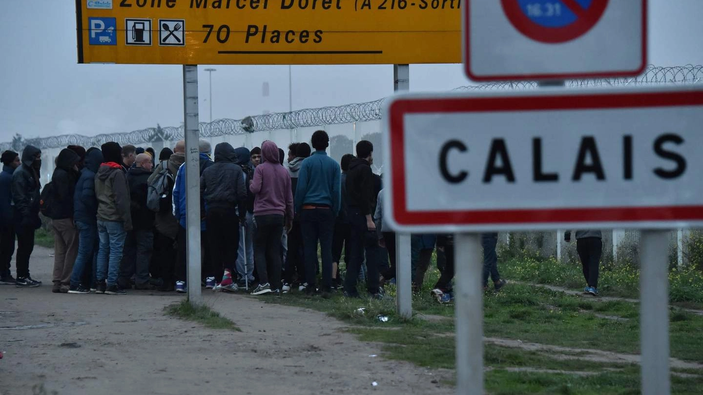 Migranti a Calais per tentare la traversata della Manica (Ansa)