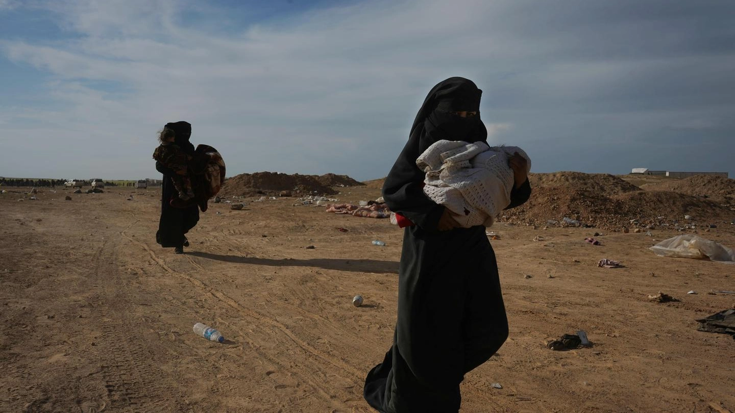 Vedove di miliziani in fuga dallo Stato Islamico (Ap Ansa)