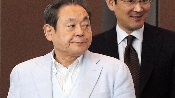 Il magnate Lee Kun-hee, morto l’anno scorso a 78 anni. Dietro, il figlio Lee Jae-yong, 52