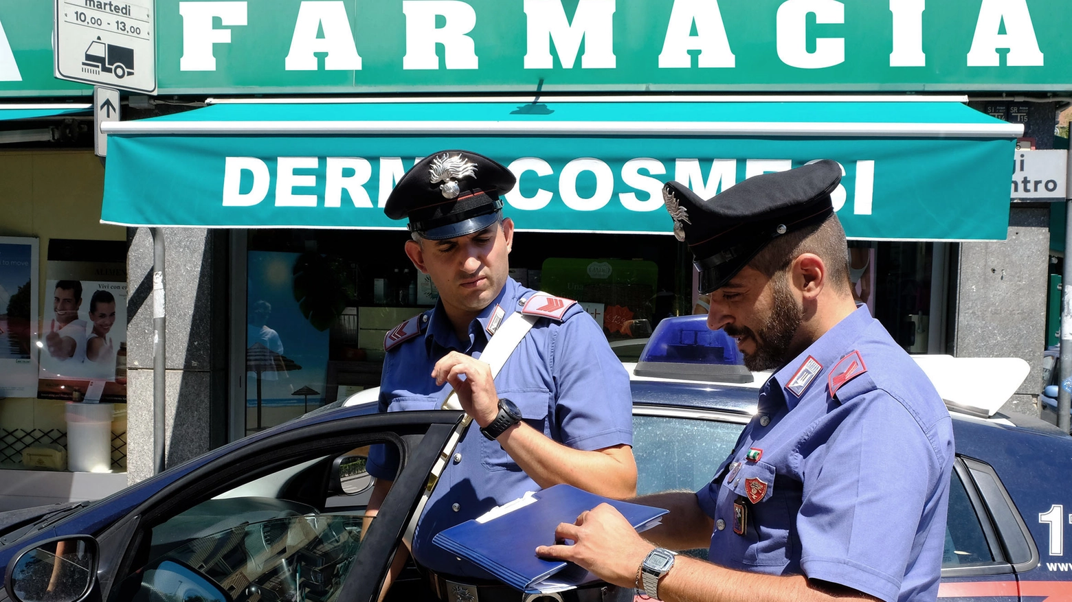 Una pattuglia dei carabinieri davanti a una farmacia