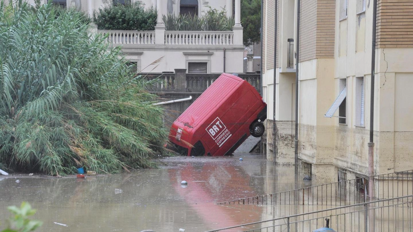 Case e strade sommerse dall'acqua a Livorno (Ansa)