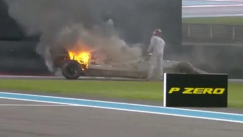 L'Alfa Romeo di Raikkonen a fuoco (frame dal video Twitter di Formula 1)