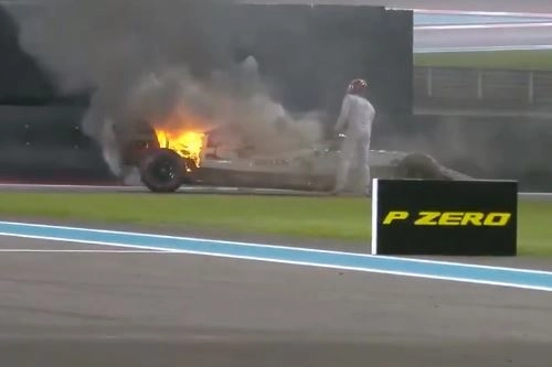 L'Alfa Romeo di Raikkonen a fuoco (frame dal video Twitter di Formula 1)