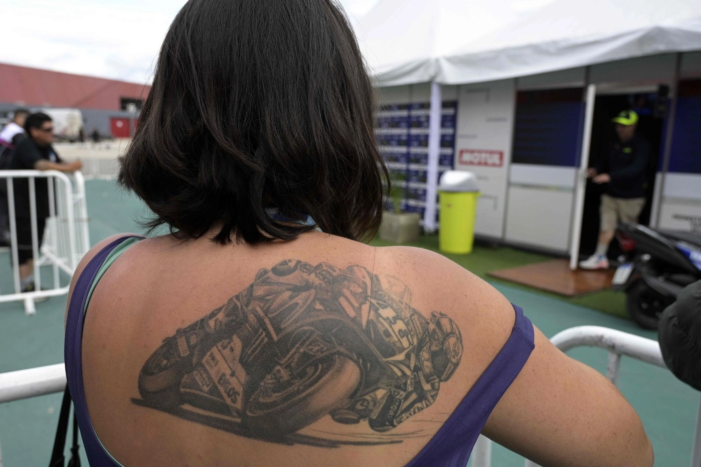 Una fan di Valentino Rossi mostra il suo tatuaggio della Yamaha 46 (lapresse)