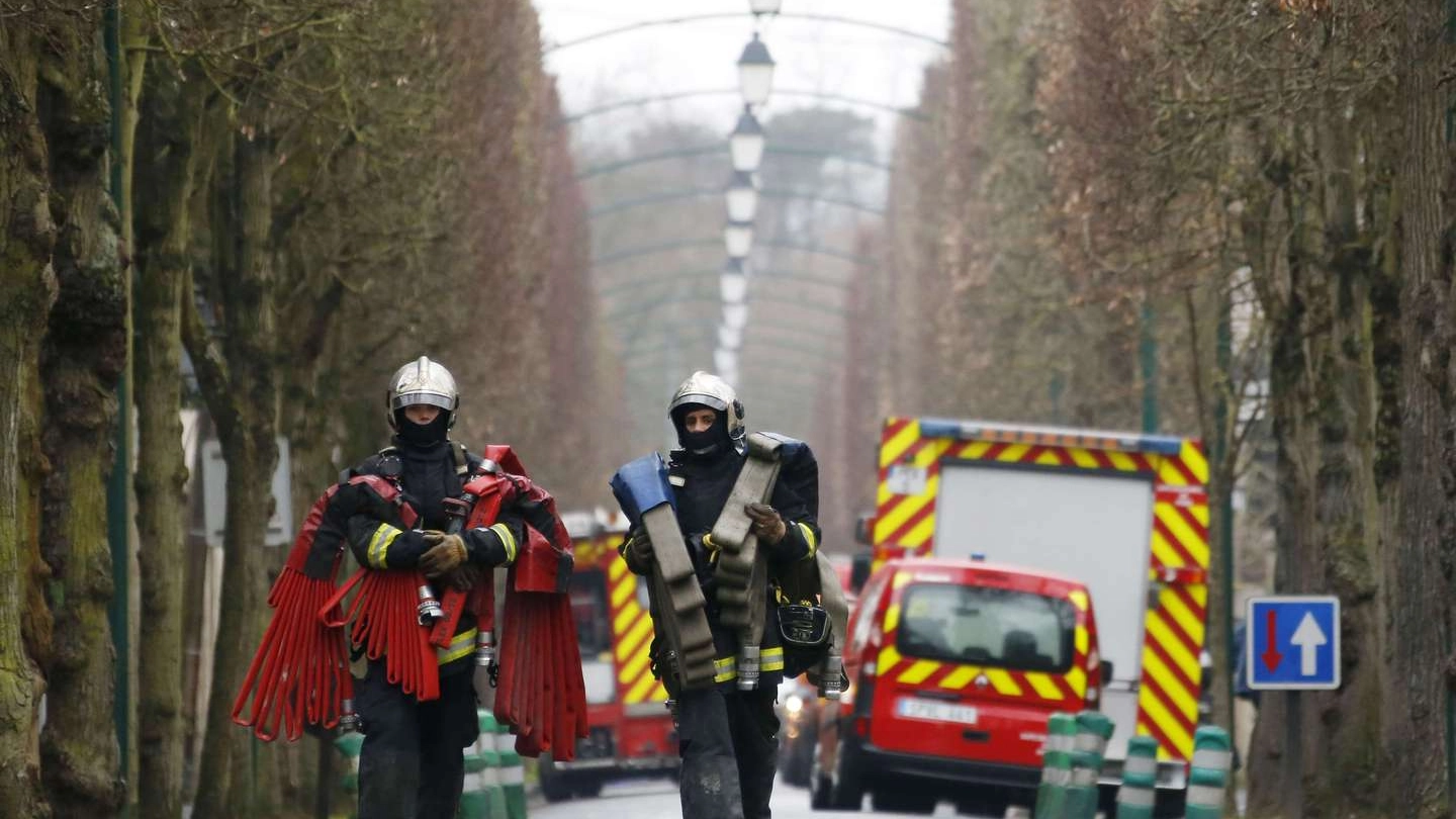Parigi, i vigili del fuoco intervenuti nell'incendio della casa di Le Pen (Afp)