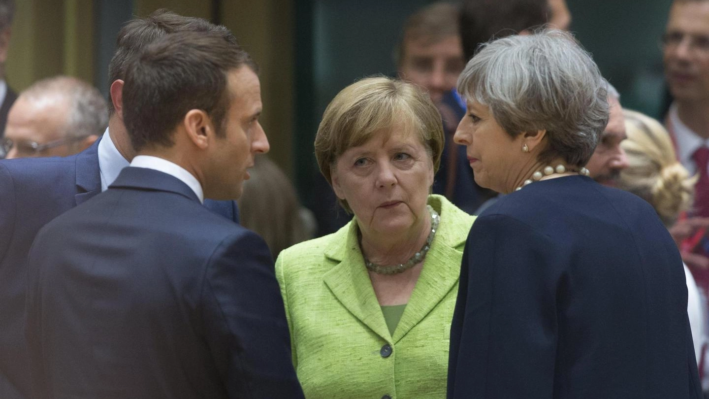 Da sin. Emmanuel Macron, Angela Merkel e Theresa May (Ansa)