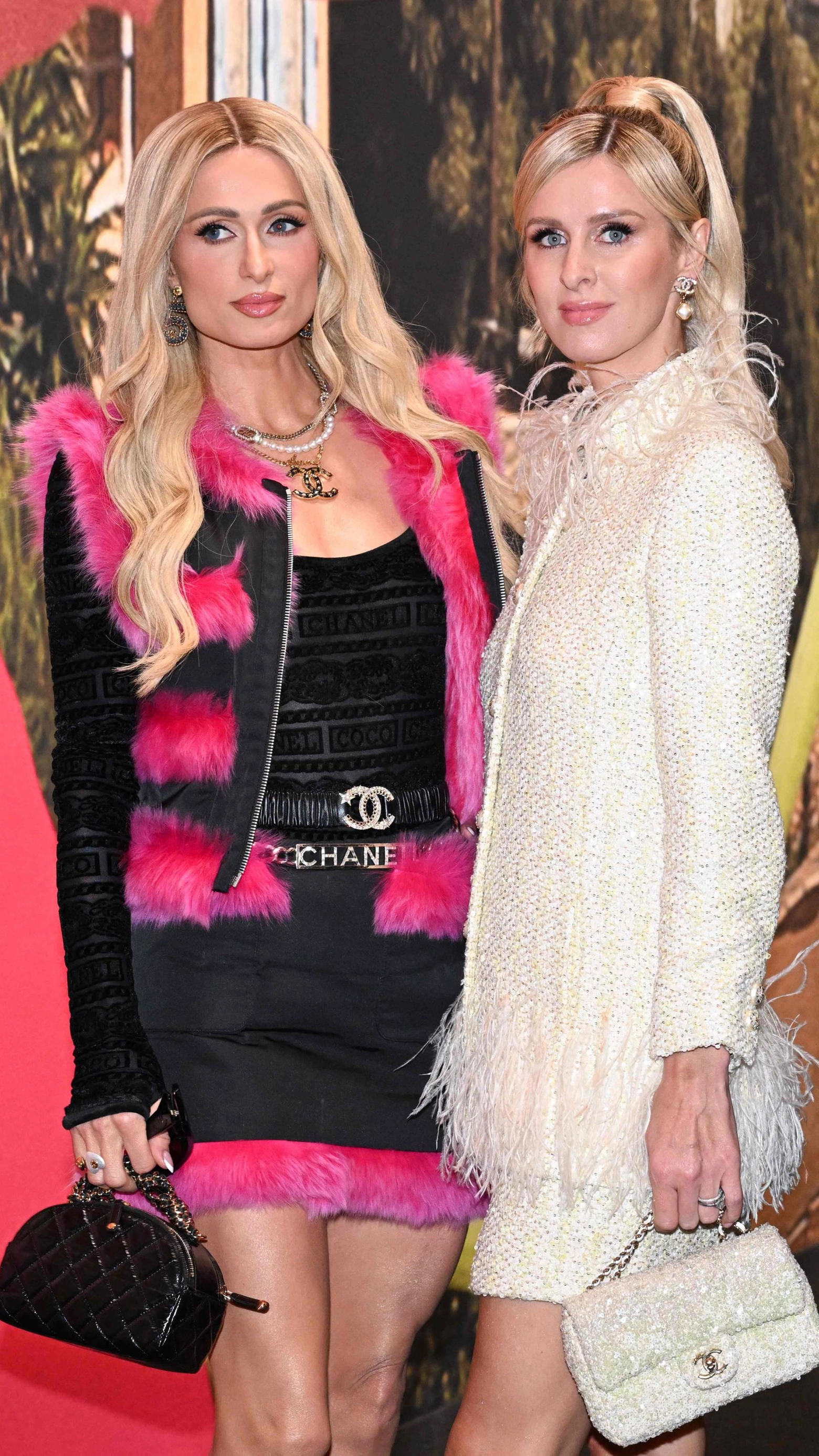Paris Hilton e la sorella NIcky alla sfilata Chanel (Ansa)