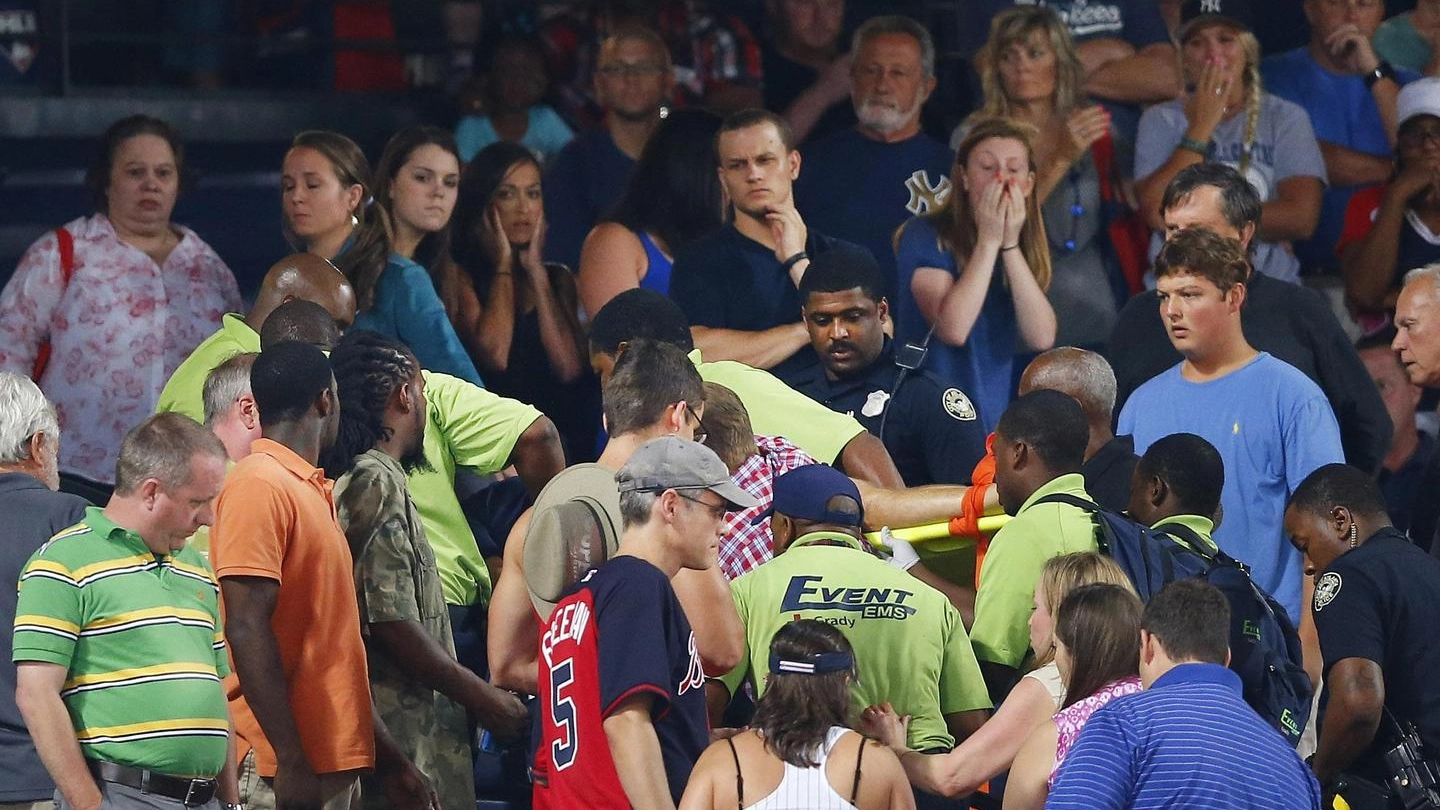 I soccorsi al fan caduto dallo stadio di Atlanta (Ansa)