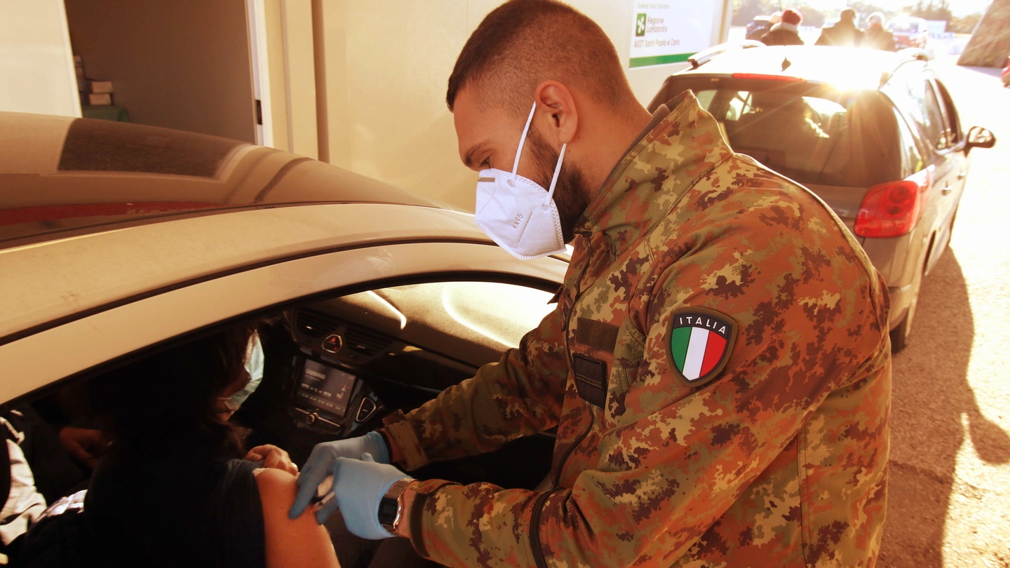 Militari italiani somministrano vaccini anti-Covid (Ansa)
