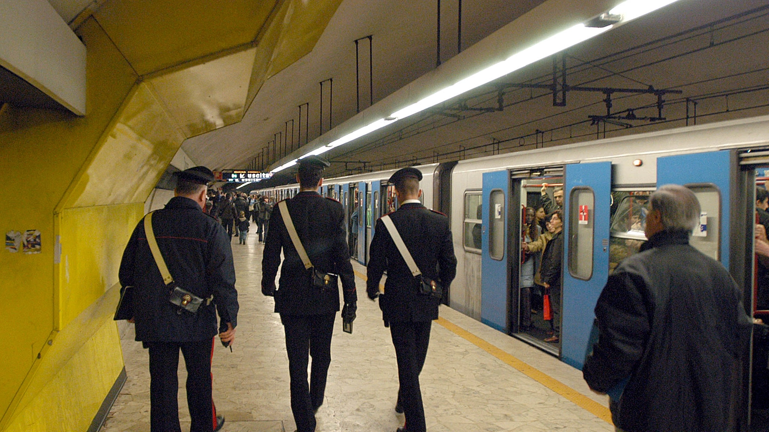 Carabinieri nella metropolitana di Roma